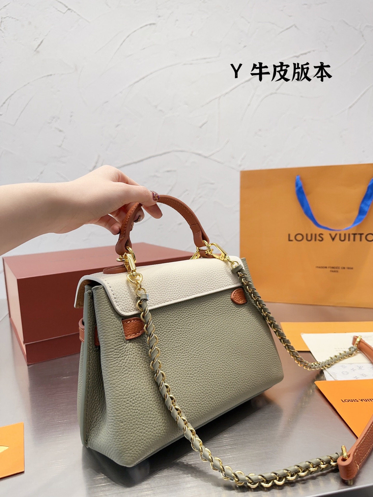 Lv lock me hand bag 131650