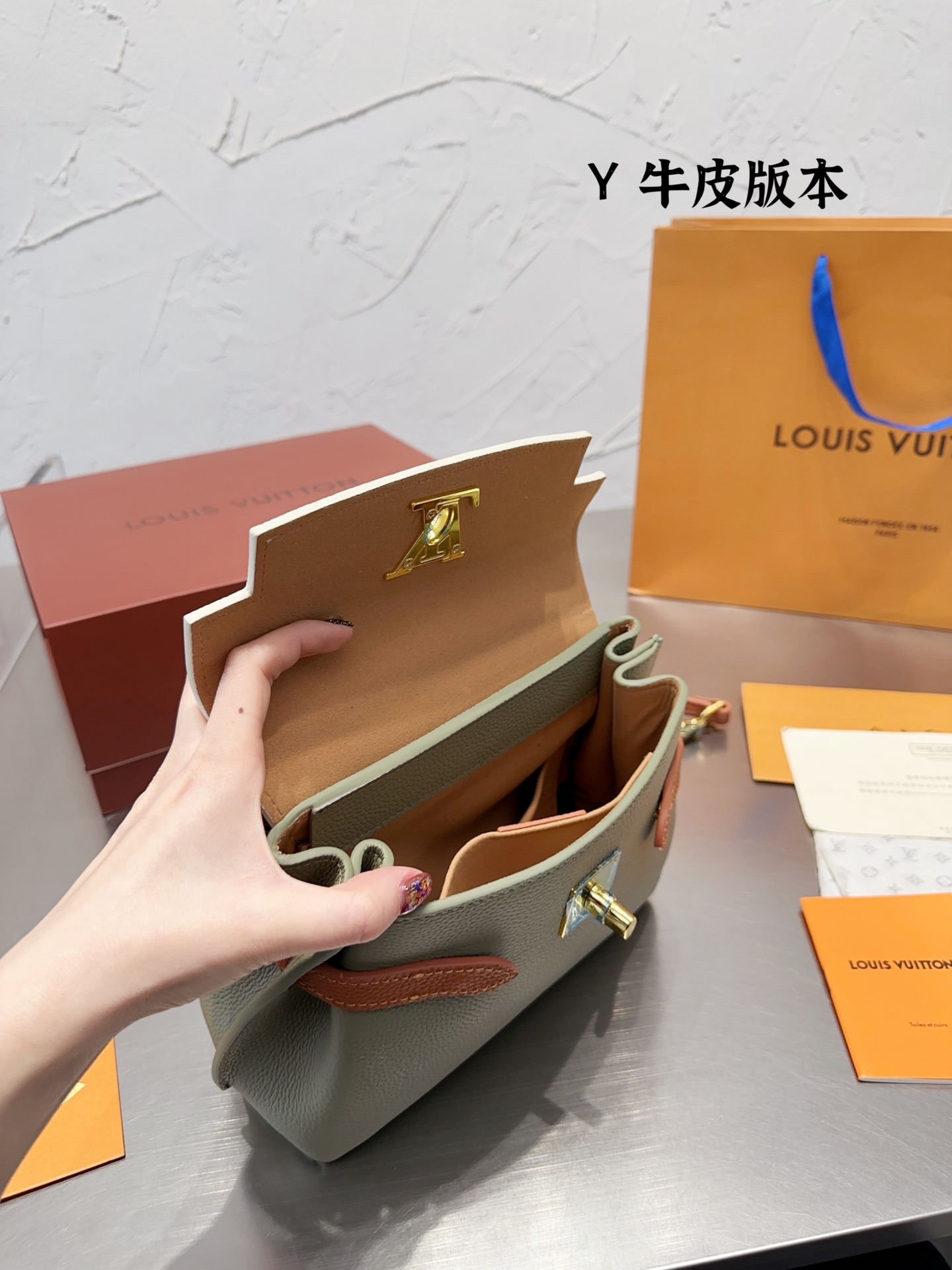 Lv lock me hand bag 131650