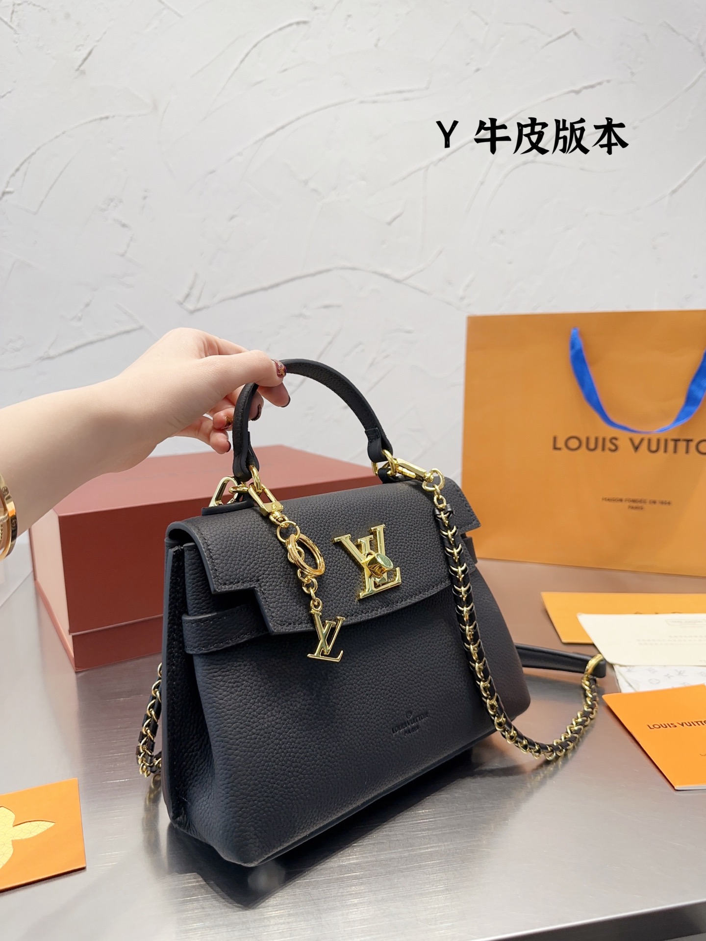 Lv lock me hand bag 131650