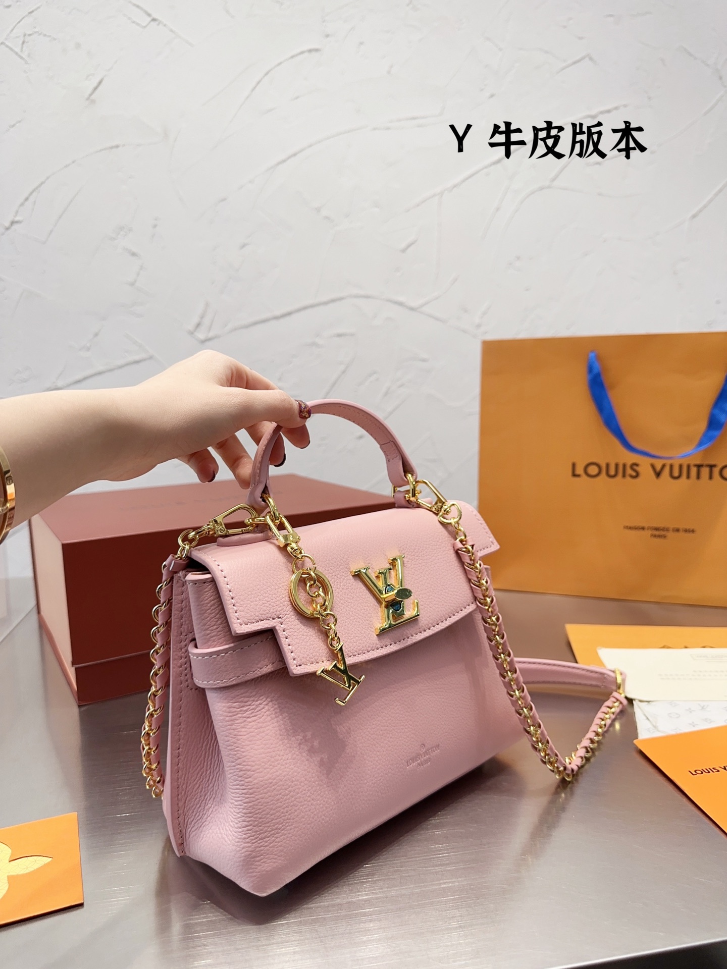 Lv lock me hand bag 131650