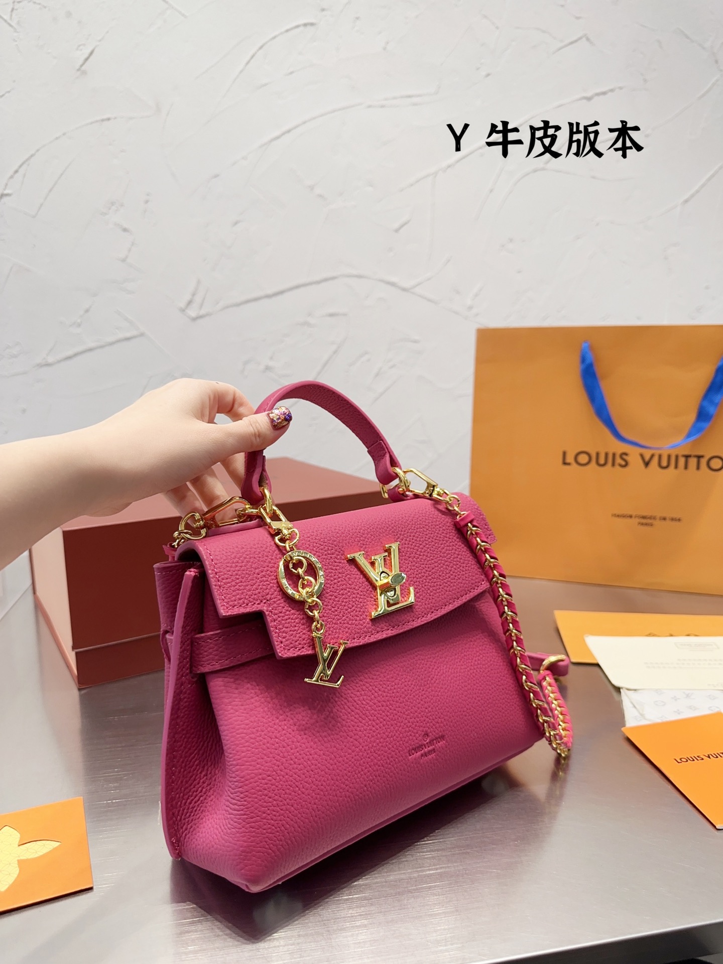 Lv lock me hand bag 131650