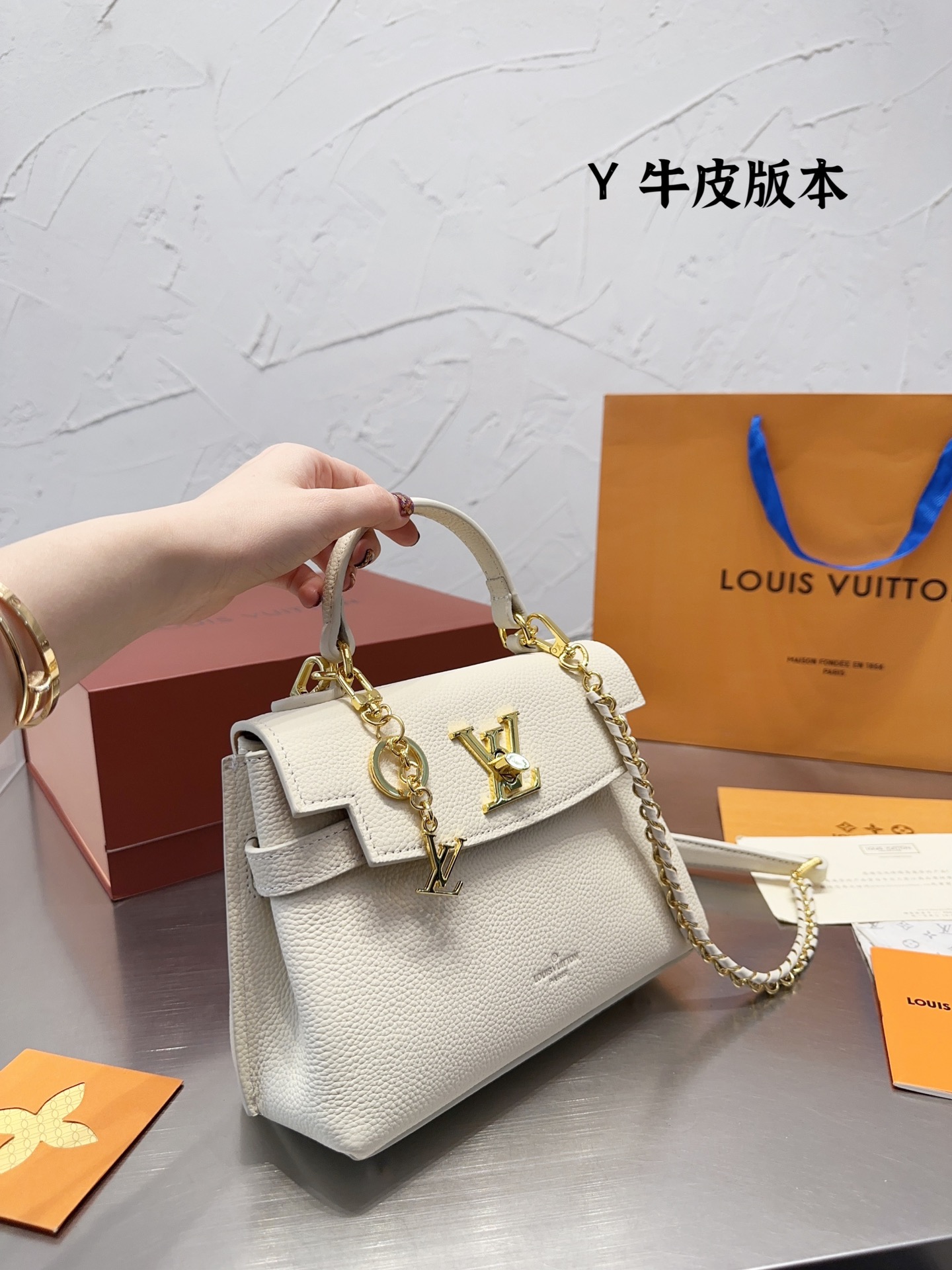 Lv lock me hand bag 131650