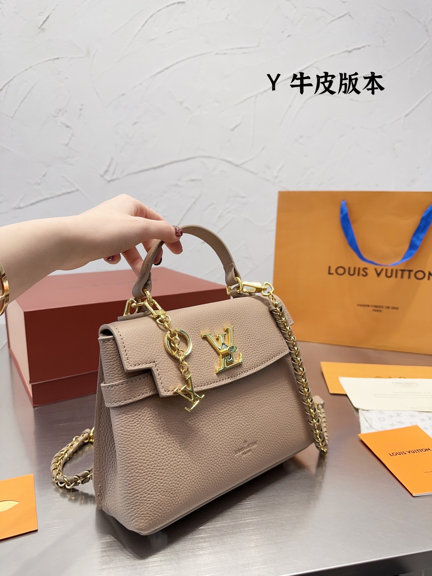 Lv lock me hand bag 131650