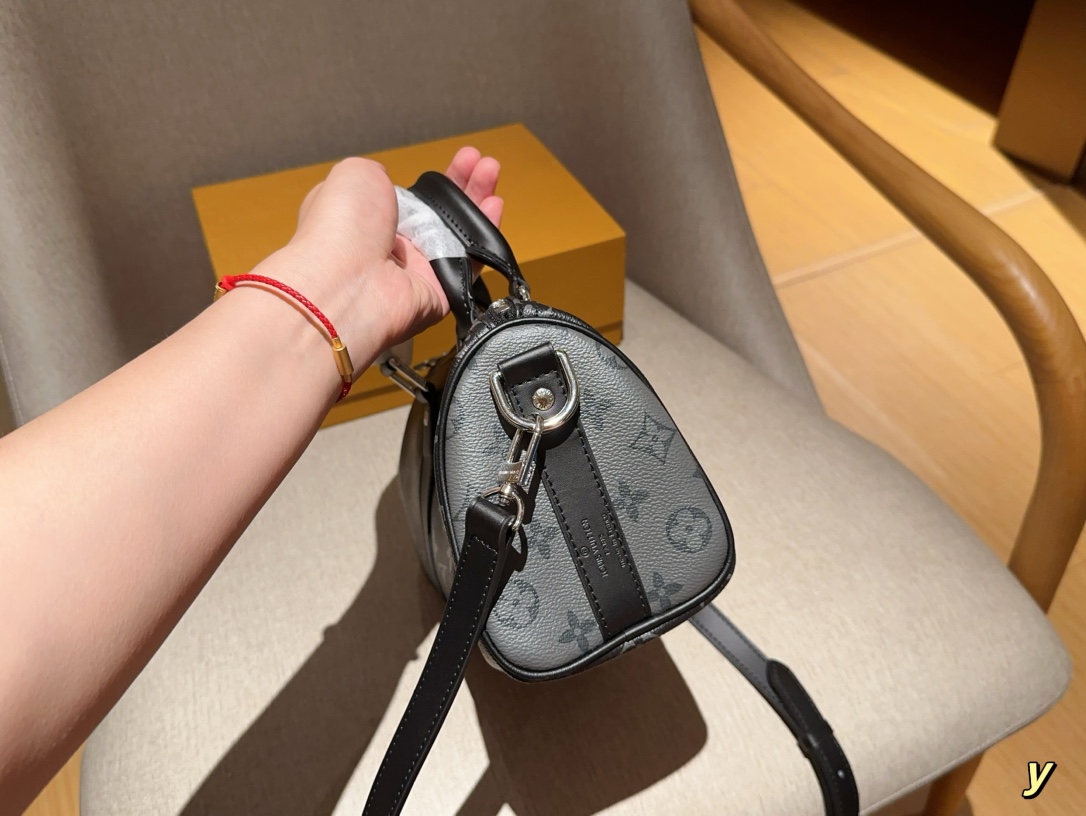 LV Black keepall25 handbag 134512