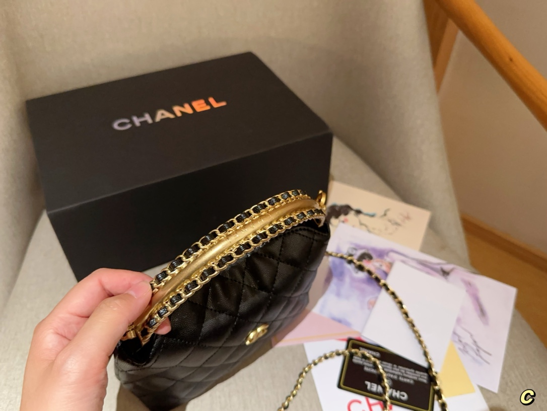 Chanel 24A CC lambskin Handbag